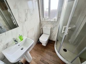 Shower room- click for photo gallery